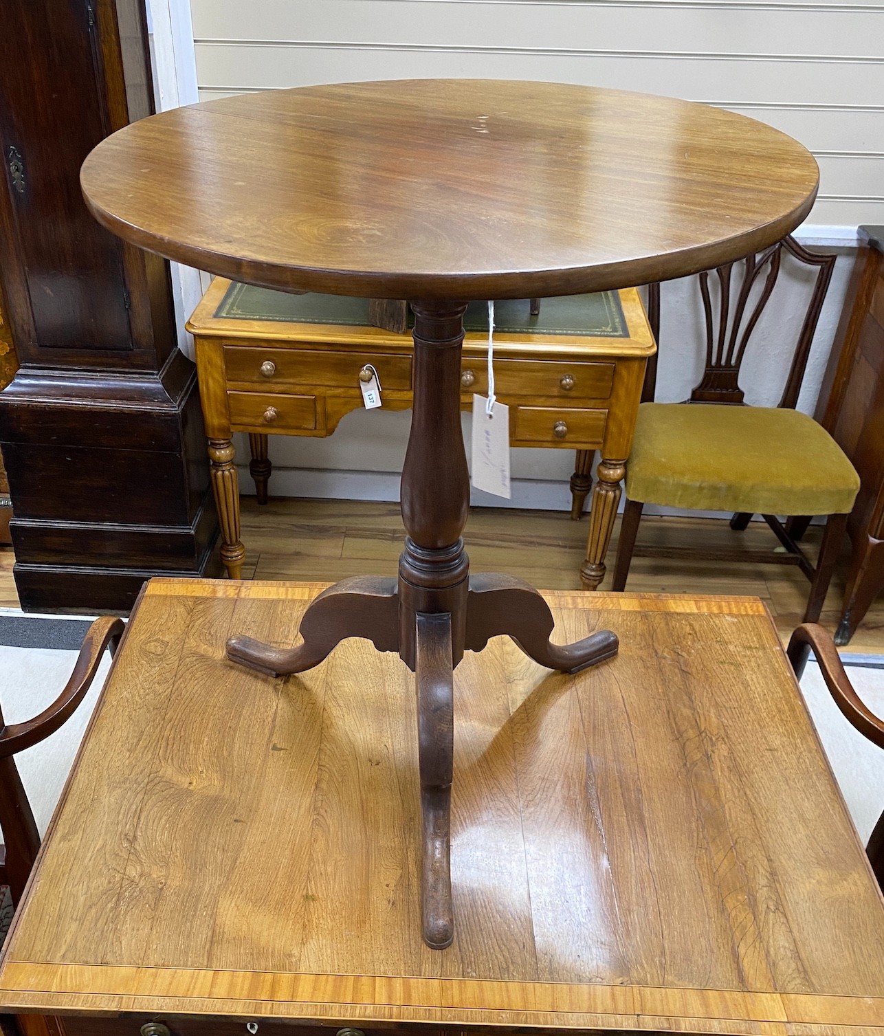 A Victorian circular mahogany tea table, diameter 61cm, height 70cm